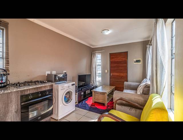 2 BEDROOM HOUSE FOR SALE IN SOUTH HILLS